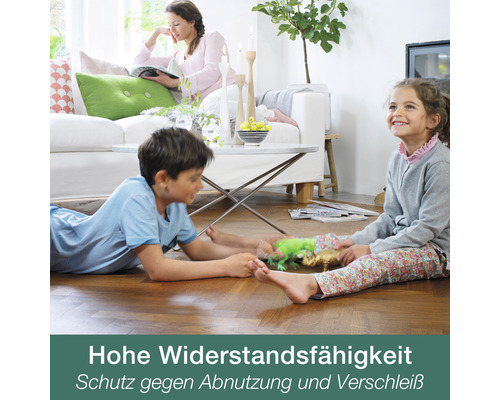 Wohnzimmer mit Familie und widerstandsfähigem Bodenbelag