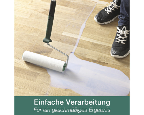 Farbroller beim Auftragen von Farbe auf einen Holzboden