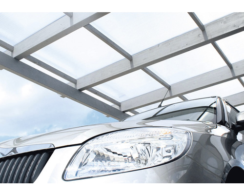 Auto unter einem Carport mit durchsichtigem Dach
