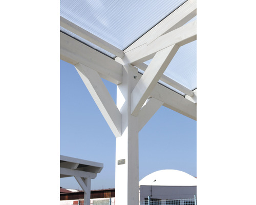Detailansicht einer weißen Holzpergola mit durchsichtigem Dach