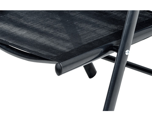 Detailaufnahme eines schwarzen Campingstuhls mit Textilsitzfläche und Metallgestell.