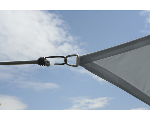 Detailaufnahme eines Sonnensegels mit Gummiseil und Befestigungsring