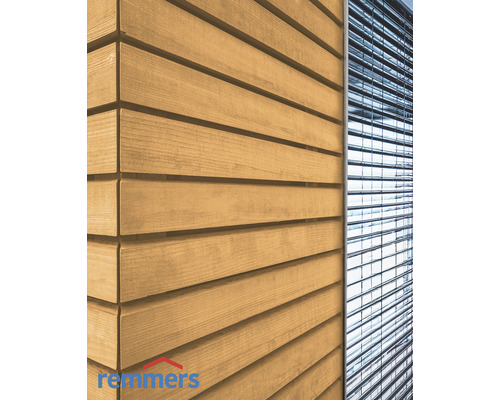 Holzfassade mit Fensterjalousie