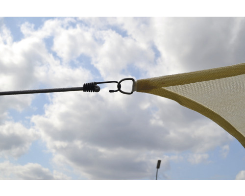 Detailaufnahme von Sonnensegelbefestigung mit Seil, Spannschloss und Karabiner