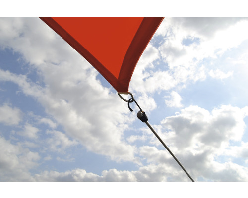 Detailaufnahme eines Sonnensegels mit Befestigungselementen vor blauem Himmel