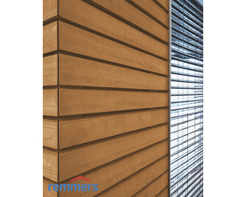 Holzfassade mit Jalousien