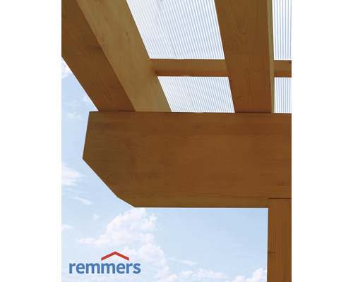 Holzkonstruktion mit transparenten Wellplatten zur Überdachung