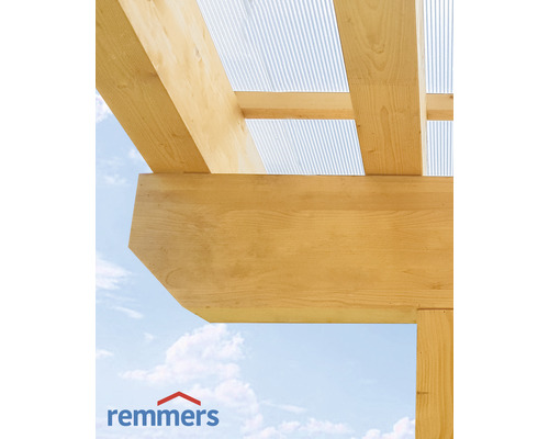 Holzkonstruktion mit transparenter Bedachung