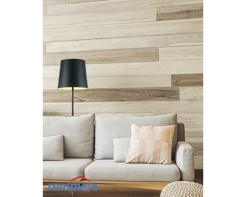 Wohnzimmer mit Wandpaneelen, Sofa und Stehlampe