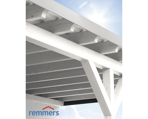 Detailansicht einer weißen Holzpergola mit Remmers Logo