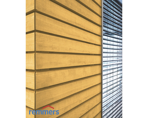 Holzfassade und Jalousien