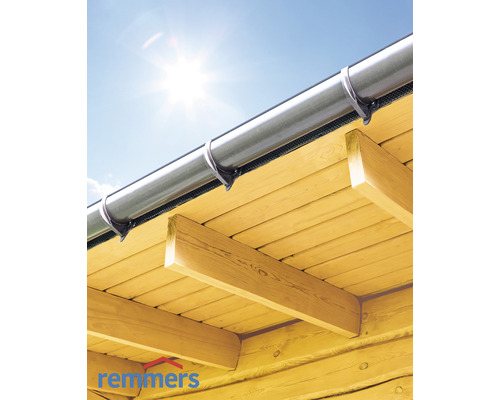 Dachrinneninstallation an Holzhaus mit Remmers Logo