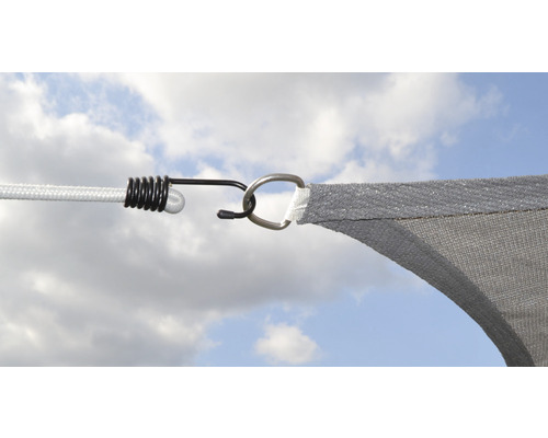 Detailansicht einer Sonnensegel-Befestigung mit Seil, Spannfeder und Karabinerhaken.