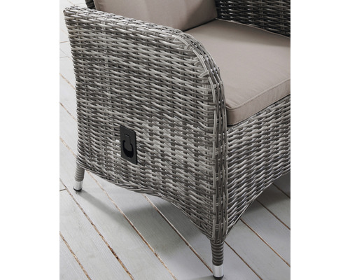 Detailansicht eines Korbsessels mit Kissen und Griff