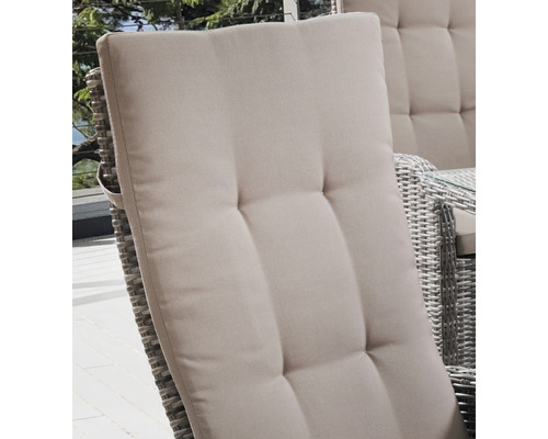 Detailansicht einer Gartenstuhlauflage mit Knöpfen