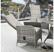 Gartenmöbel-Szene mit Rattansesseln mit verstellbarer Rückenlehne und Tisch auf einer Terrasse