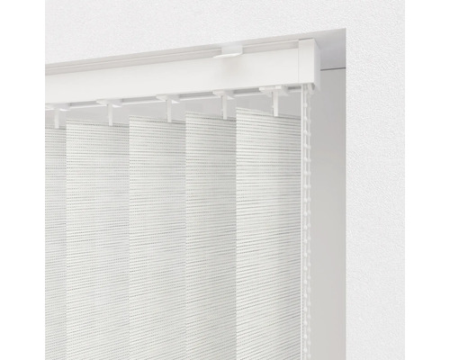 Vertikaljalousie am Fenster mit Bedienkette
