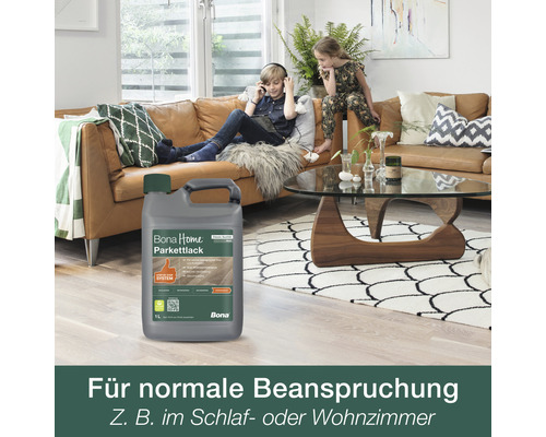 Bona Home Parkettlack Flasche im Wohnzimmer mit Kindern auf dem Sofa
