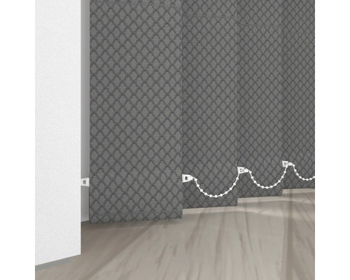 Vertikale Jalousie mit Textilmuster im Raum