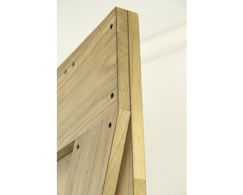 Detailansicht eines Holzregals mit Schrauben