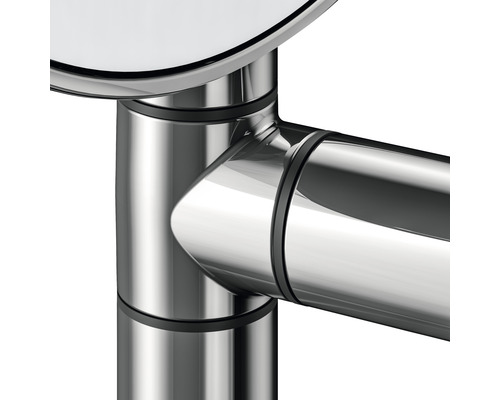 Detailansicht eines verchromten Wasserhahnanschlusses.