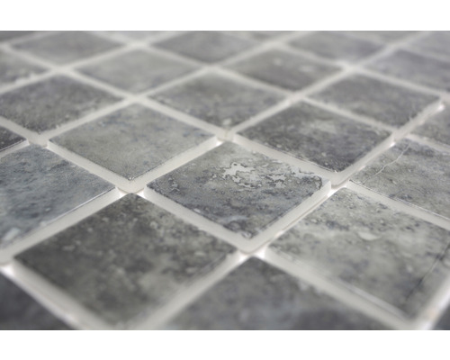 Nahaufnahme von grauen Mosaikfliesen