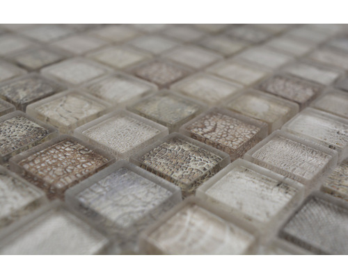 Detailaufnahme eines Mosaiks mit quadratischen Glasfliesen