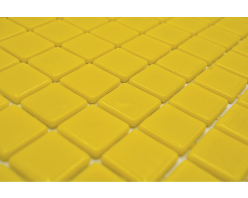 Gelbe Mosaikfliesen, quadratisch angeordnet.