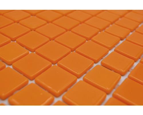 Orangefarbene Mosaikfliesen im quadratischen Format