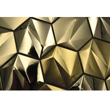 Nahaufnahme von goldfarbenen 3D-Wandpaneelen mit geometrischem Muster für die Wandgestaltung