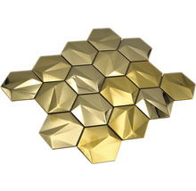 Goldfarbene Mosaikfliesen in sechseckiger Form