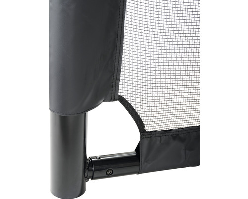 Detailansicht eines Ballfangnetzes mit schwarzem Netz und Metallrahmen