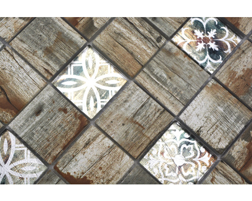 Mosaikfliesen mit Holzoptik und floralen Mustern