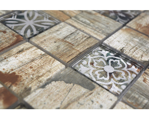Nahaufnahme von Mosaikfliesen mit Holzoptik und floralen Mustern