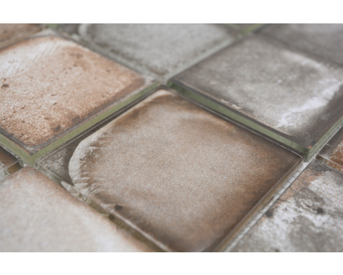 Detailaufnahme von quadratischen Mosaikfliesen