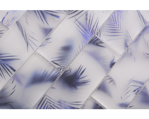 Mosaikfliesen mit Pflanzenmuster im Fischgrätmuster