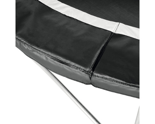 Detailaufnahme einer Trampolin-Randabdeckung