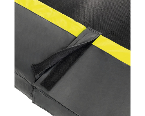 Detailaufnahme einer Trampolin-Randabdeckung mit Klettverschluss