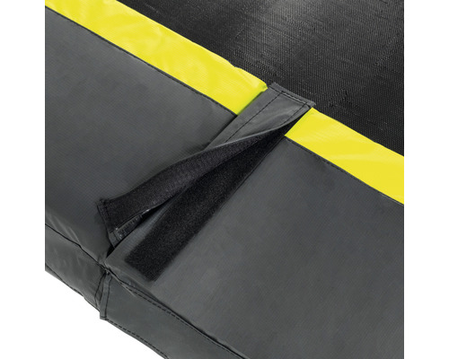 Detailaufnahme einer Trampolin-Abdeckung mit Klettverschluss