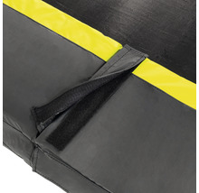 Detail einer Trampolin-Abdeckung mit Klettverschluss