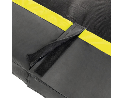 Detail einer Trampolin-Abdeckung mit Klettverschluss