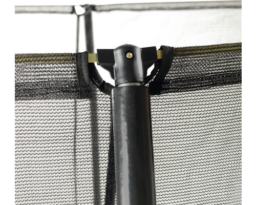 Detailaufnahme eines Trampolins mit Sicherheitsnetz und Rahmenverbindung.