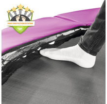 Detailaufnahme eines Trampolins mit Fußschutzsystem und dem Logo von Exit Toys.