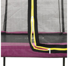 Detailaufnahme eines Trampolins mit Sicherheitsnetz und Reißverschluss