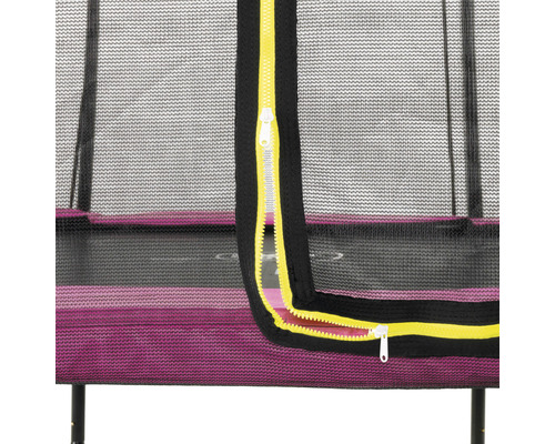 Detailaufnahme eines Trampolins mit Sicherheitsnetz und Reißverschluss