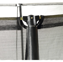 Detailaufnahme eines Trampolin-Sicherheitsnetzes mit Rahmenstange.