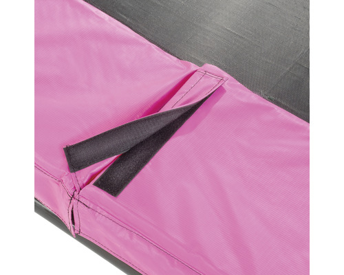 Detailansicht einer Trampolin-Abdeckung mit Befestigungsriemen