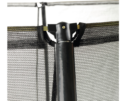 Detailaufnahme eines Trampolinsicherheitsnetzes mit Stützpfosten und Befestigung