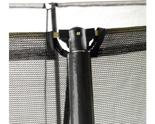 Detailaufnahme eines Trampolins mit Sicherheitsnetz und Rahmenbefestigung.