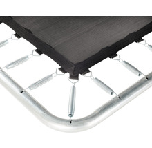 Detailaufnahme eines Trampolins mit Sprungtuch, Federn und Rahmen